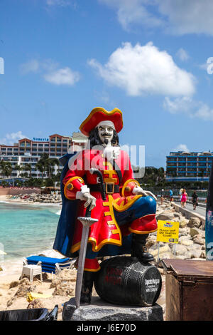 MAHO BAY BEACH 01 agosto: Captain Morgan statua vicino al Sunset Bar e Grill a Maho Bye spiaggia vicino Princess Juliana International Airport, visto in Maho Foto Stock