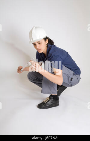 Donna misurato sicuri misura casco architetto ingegnere metro business Foto Stock