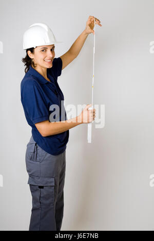 Donna misurato sicuri misura casco architetto ingegnere metro business Foto Stock