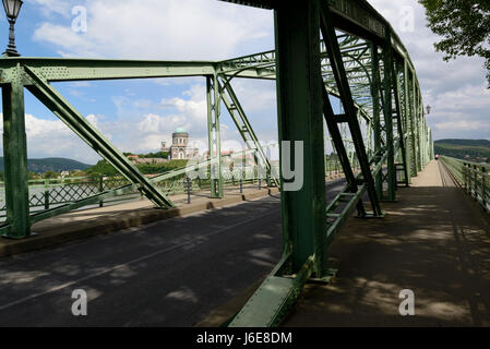 Ungheria. Esztergom. Il ponte di frontiera oltre il fiume Danubio con vista dalla cittadina slovacca Sturovo la distanza sulla Collina del Castello e la Basilica Eztergom Foto Stock