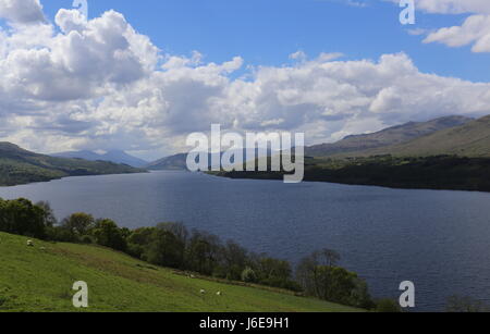 Loch Tay con picchi distanti di Ben più,e Stob Binnein Scozia Maggio 2017 Foto Stock