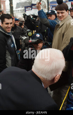 KEENE, New Hampshire/US - Gennaio 7, 2008: noi il senatore John McCain scherzosamente cerca un modo attraverso i giornalisti durante un rally all'aperto. Foto Stock