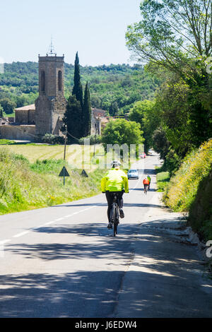 Tre cicloturisti cavalcare le loro biciclette titanio nelle campagne della provincia di Girona, Spagna. Foto Stock