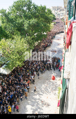 Corfù, Grecia - 15 Aprile 2017: alle ore 11:00 del Sabato Santo, come è consuetudine, Corfians buttare brocche da balconi presso il Liston Spaniada promenade su H Foto Stock