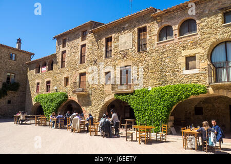 I turisti pasti al fresco in Plaça Jaume I, a Monells, provincia di Girona, Spagna. Foto Stock