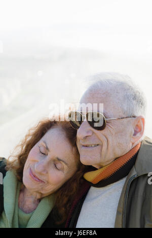 Nonni romanticismo giovane coppia senior senior citizen anziano elder Foto Stock