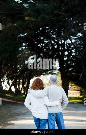 Nonni romanticismo giovane coppia senior senior citizen anziano elder Foto Stock