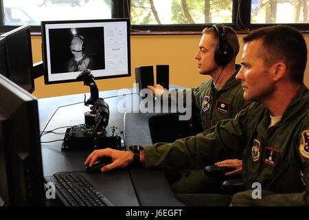 Tech. Sgt. Benjamin Hoffman, XIV Medical Group Aerospace e Fisiologia operativa capo di volo e il Mag. Michael Fleming, AOP Comandante di volo, monitor Col. James Fisher, XIV Flying ala formazione Vice comandante, sul feed video dal pozzetto del nuovo assetto disorientamento del simulatore 5 Agosto sul Columbus Air Force Base, Miss. Hoffman e Fleming diretto Fisher attraverso varie sensazioni di rollio, beccheggio e imbardata per indurre il disorientamento spaziale. (U.S. Air Force foto/Airman 1. Classe John giorno) Foto Stock