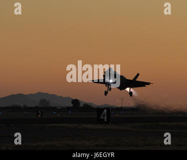 Un 61st Fighter Squadron F-35 Lightning II toglie il 2 febbraio, 2016 al tramonto nel deserto dell'Arizona sul pieno afterburner da Luke Air Force Base. F-35s sulla presa di forza di postcombustione per guadagnare quota e velocità. Voli notturni è parte integrante della formazione del F-35 piloti a Luca. (U.S. Air Force foto di Airman 1. Classe Ridge Shan) Foto Stock