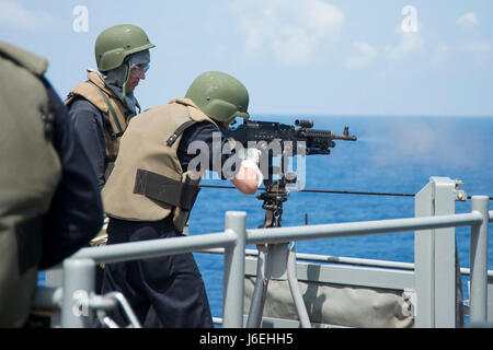 160813-N-BB269-380 Mar Cinese Orientale (Agosto 13, 2016) marinai operare una M240 mitragliatrice durante un equipaggio servita la qualifica di armi a bordo di Whidbey Island-classe dock anfibio sbarco nave USS Germantown (LSD 42). Germantown, attaccato alla Expeditionary Strike gruppo 7, è attualmente in corso negli Stati Uniti 7 flotta area di operazione a sostegno della sicurezza e della stabilità in Indo-Asia-Pacifico. (U.S. Foto di Marina di Massa lo specialista di comunicazione 2a classe Raymond D. Diaz III/rilasciato) Foto Stock