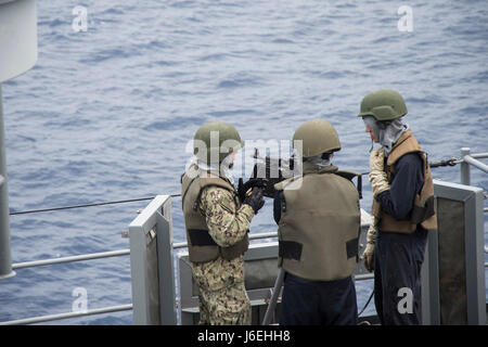 160813-N-BB269-099 Mar Cinese Orientale (Agosto 13, 2016) treno di marinai e di qualificarsi con un M240 mitragliatrice durante un equipaggio servita la qualifica di armi a bordo di Whidbey Island-classe dock anfibio sbarco nave USS Germantown (LSD 42). Germantown, attaccato alla Expeditionary Strike gruppo 7, è attualmente in corso negli Stati Uniti 7 flotta area di operazione a sostegno della sicurezza e della stabilità in Indo-Asia-Pacifico. (U.S. Foto di Marina di Massa lo specialista di comunicazione 2a classe Raymond D. Diaz III/rilasciato) Foto Stock