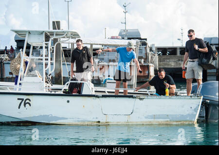 160816-N-WI365-130 (16 agosto 2016) USAG Atollo Kwajalein - Divers dalla difesa POW/mia agenzia di contabilità (DPAA) eseguire regolari controlli di manutenzione su piccole imbarcazioni per preparare un dive missione per indagare su un idrovolante siti relitto nelle acque degli Stati Uniti Army Garrison Atollo Kwajalein. La missione della difesa POW/mia agenzia di contabilità è di realizzare nella massima misura possibile la contabilità per il nostro personale mancante per le loro famiglie e per la nazione. Per coloro i quali che sono stati uccisi in azione la Comunità contabile è incaricato di individuazione, recuperando e identificare i loro resti. Più di 83.000 americani Foto Stock