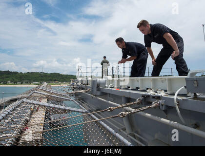 160817-N-NB544-025 Okinawa, in Giappone (Agosto 17, 2016) di Boatswain Mate 3° di classe Christopher Schwall (sinistra), da Chicago, mans una linea come marinaio Allen Knight, da Streetman, Texas, osserva i gestori di linea sul molo di assalto anfibio nave USS Bonhomme Richard (LHD 6) arriva alla spiaggia bianca di struttura navale a Okinawa, Giappone. Durante la visita, Bonhomme Richard sarà possibile imbarcarsi Marines del trentunesimo Marine Expeditionary Unit (MEU). Bonhomme Richard, ammiraglia del Bonhomme Richard Expeditionary Strike gruppo, è operativo negli Stati Uniti 7 flotta area di operazioni a sostegno della sicurezza e della stabilità in t Foto Stock