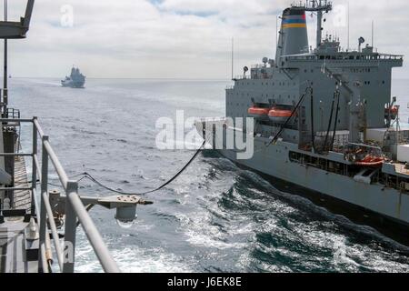 160818-N-TU910-562 OCEANO PACIFICO (Agosto 18, 2016) Il dock anfibio sbarco nave USS Comstock (LSD 45) conduce a una ricostituzione in mare con la flotta oliatore di rifornimento USNS Yukon (T-AO 202), destra, mentre San Antonio-classe di trasporto anfibio dock USS Somerset (LPD 25) e guidato-missile destroyer USS Wayne E. Meyer (DDG 108) vapore dietro. Comstock è parte del Makin Island anfibio gruppo pronto, lavorando con lo squadrone anfibio cinque e la XI Marine Expeditionary Unit in preparazione per una prossima distribuzione. (U.S. Foto di Marina di Massa lo specialista di comunicazione di terza classe Abby Rader) Foto Stock