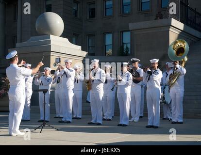 160822-N-TM919-097 BOISE, Idaho (Agosto 22, 2016) banda della marina a nord-ovest il kick-off di Boise Navy settimana presso l'Idaho State Capitol. Boise è una delle città selezionate per ospitare una marina 2016 settimana, una settimana dedicata a sollevare U.S. Navy consapevolezza attraverso irradiazione locale, nel servizio alla comunità e mostre. (U.S. Navy Foto di Kayla buono/rilasciato) Foto Stock