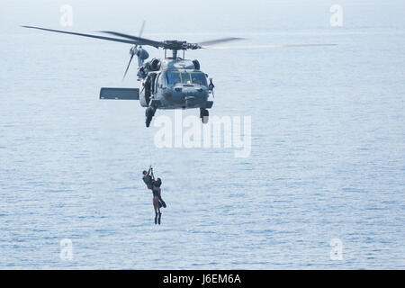 I marinai dell'Helicopter Sea Combat Squadron 7 partecipano ad un'esercitazione di ricerca e salvataggio a bordo della USS Dwight D. Eisenhower nel Golfo Arabico, sostenendo l'operazione Inherent Resolve e le missioni di sicurezza marittima all'interno dell'area della 5th Fleet. Foto Stock