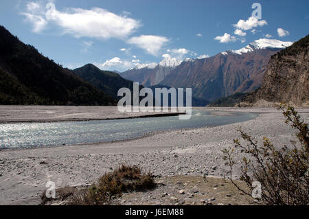 Burrone nepal corrente del fiume paesaggio di montagna campagna natura Himalaya Foto Stock