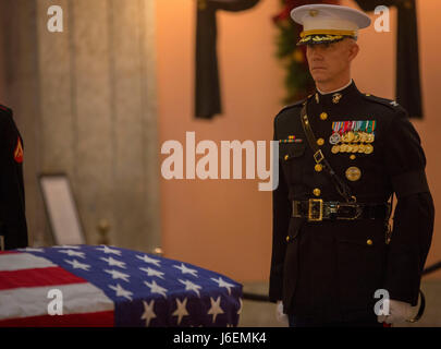 Stati Uniti Marine Corps Col. Tyler J. Zagurzki, comandante, caserma marini Washington, si trova in corrispondenza della posizione di attenzione di fronte al feretro del Sen. John H. Glenn, Jr., all'Ohio Statehouse in Columbus, Ohio, Dic 16, 2016. Dopo aver volato 149 missioni di combattimento della Seconda Guerra Mondiale e la guerra di Corea, John Glenn divenne il primo uomo in orbita attorno alla terra nel 1962. Dopo essersi ritirato dal programma spaziale, Glenn era stato eletto per la Ohio Senato dello Stato nel 1974. (U.S. Marine Corps photo by Lance Cpl. Paolo Ochoa/rilasciato) Foto Stock