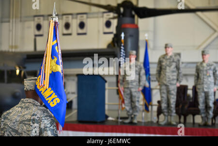 Aria Commandos e famiglie partecipano la 801st particolari operazioni di manutenzione di velivoli Squadron Modifica del comando cerimonia al campo Hurlburt Fla., Gennaio 12, 2017. Il Mag. Bryan Hogan ha preso il comando del 801st SOAMXS dal comandante uscente, Lt. Col. Philip Broyles. La 801st SOAMXS esegue le operazioni di manutenzione su CV-22 Osprey tiltrotor aerei per garantire che siano pronti a eseguire globale delle operazioni speciali. (U.S. Air Force foto di Airman 1. Classe Giuseppe Pick) Foto Stock