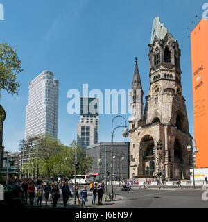 Berlino, Germania - 19 maggio 2017: la Kaiser Wilhelm Gedächtniskirche (Chiesa Commemorativa) sulla famosa Kurfuerstendamm / Kudamm a Berlino, Germania. Foto Stock