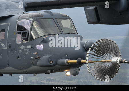 Il Mag. Gen. Eugene Haase, vice comandante della Air Force Special Operations Command, esegue una tattica di aria al rifornimento durante il suo "fini" volo sopra la gamma Eglin Fla., Marzo 24, 2017. Durante i suoi 34 anni di servizio, Haase ha volato più di 3.500 ore di volo in UH-1N twin huey elicottero, HH-60G e MH-60G Pave Hawk elicottero, MH-53 Pave bassa elicottero, HC-130 contro il re, MC-130P combattere Shadow, MC-130H Combat Talon II, C-130E e CV-22. (U.S. Air Force foto di Senior Airman Jeff Morbo di Parkinson) Foto Stock