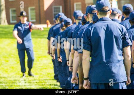 NEW LONDON, Conn. -- Terza classe Cadetti presso l'U.S. Coast Guard Academy partecipare a una settimana di corso di formazione con il capo può reclutare i comandanti di compagnia durante la settimana del centenario, 8 maggio 2017. Questi terzi di classe Cadetti diventerà il comando cadre per la classe in arrivo del 2018. Stati Uniti Coast Guard foto dai Sottufficiali di terza classe Nicole Barger. Foto Stock