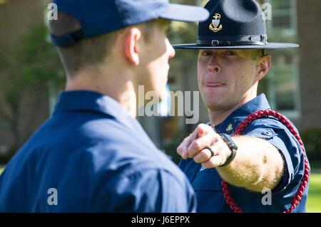 NEW LONDON, Conn. -- Terza classe Cadetti presso l'U.S. Coast Guard Academy partecipare a una settimana di corso di formazione con il capo può reclutare i comandanti di compagnia durante la settimana del centenario, 8 maggio 2017. Questi terzi di classe Cadetti diventerà il comando cadre per la classe in arrivo del 2018. Stati Uniti Coast Guard foto dai Sottufficiali di terza classe Nicole Barger. Foto Stock