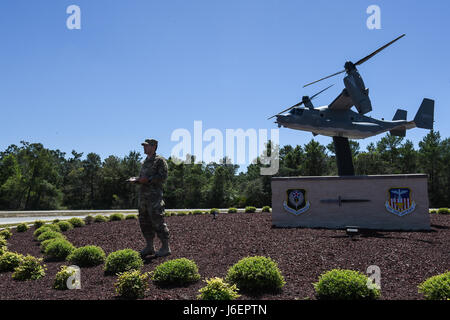 Il personale Sgt. Bryan Sibley, un crewchief con la 801st particolari operazioni di manutenzione di velivoli Squadron, accoglie i partecipanti al CV-22 Osprey modello dedizione cerimonia al campo Hurlburt Fla., Aprile 6, 2017. Il CV-22 modello con numero di coda 0031 è stata creata e installata per informarla del CV-22 che si schiantò vicino a Qalat, Afghanistan, Aprile 9, 2019, dove due dei membri dell'equipaggio hanno perso la vita. (U.S. Air Force foto di Senior Airman Jeff Morbo di Parkinson) Foto Stock