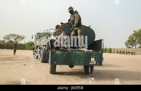 Cpl. Ismael Fonseca, un rifleman con scopi speciali Air-Ground Marine Task Force - Risposta in caso di crisi - Africa, diffonde acqua con un membro del Senegal di Compagnie Fusilier de Marin Commando per preparare una zona di atterraggio durante la simulazione di una vittima di evacuazione durante la perforazione a quattro alla settimana di formazione professionale esercizio a Toubakouta, Senegal, 13 aprile 2017. Marines con SPMAGTF-CR-AF e il COFUMACO condotta a quattro alla settimana di formazione professionale esercizio che includeva il combattimento avanzate tecniche di cottura, una mitragliatrice gamma e un live-fire attacco di plotone di gamma. (U.S. Marine Corps foto di Sgt. Samuel Guerra/rilasciato) Foto Stock