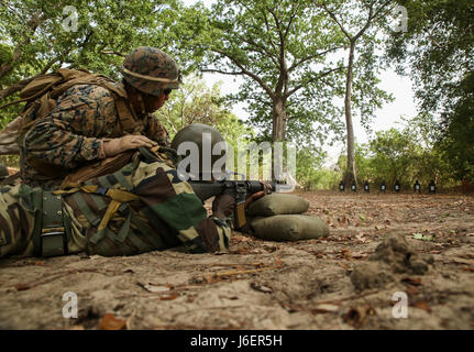 Cpl. Ismael Fonseca, un rifleman con scopi speciali Air-Ground Marine Task Force - Risposta in caso di crisi - Africa, osserva che la precisione di un membro del Senegal di Compagnie Fusilier de Marin Commando durante un live-Incendio campo a Toubakouta, Senegal, 13 aprile 2017. Marines con SPMAGTF-CR-AF e il COFUMACO condotta a quattro alla settimana di formazione professionale esercizio che includeva il combattimento avanzate tecniche di cottura, una mitragliatrice gamma e un live-fire attacco di plotone di gamma. (U.S. Marine Corps foto di Sgt. Samuel Guerra/rilasciato) Foto Stock