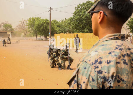 Cpl. Ismael Fonseca, un rifleman con scopi speciali Air-Ground Marine Task Force - Risposta in caso di crisi - Africa, osserva i membri del Senegal di Compagnie Fusilier de Marin Commando condurre una pattuglia di combattimento durante un quattro settimane di esercizio a Toubakouta, Senegal, 14 aprile 2017. Marines con SPMAGTF-CR-AF e il COFUMACO condotta a quattro alla settimana di formazione professionale esercizio che includeva il combattimento avanzate tecniche di cottura, una mitragliatrice gamma e un live-fire attacco di plotone di gamma. (U.S. Marine Corps foto di Sgt. Samuel Guerra/rilasciato) Foto Stock