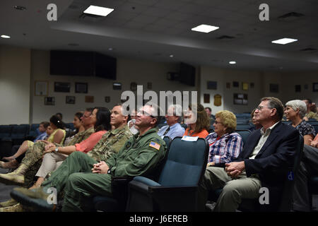 Il Mag. Ryan Mittelstet, il Mag. Brett Cassidy e Tech. Sgt. Christopher Nin si sono aggiudicati il Distinguished Flying Cross durante una cerimonia al campo Hurlburt Fla., Aprile 21, 2017. Mentre assegnati al 8° Expeditionary Special Operations Squadron, Mittelstet, Cassidy e Nin erano a bordo di un CV-22 Osprey conduzione di una missione per evacuare i cittadini americani durante una guerra civile in Africa. Durante il tentativo di eseguire l'evacuazione, il loro aereo era mirato e ha colpito più di 50 volte dalla superficie-aria fuoco dalle forze di terra. (U.S. Air Force foto di Airman 1. Classe Giuseppe Pick) Foto Stock