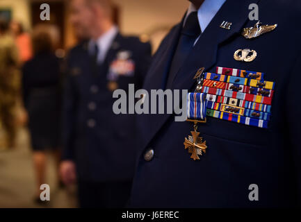 Il Mag. Ryan Mittelstet, il Mag. Brett Cassidy e Tech. Sgt. Christopher Nin si sono aggiudicati il Distinguished Flying Cross durante una cerimonia al campo Hurlburt Fla., Aprile 21, 2017. Mentre assegnati al 8° Expeditionary Special Operations Squadron, Mittelstet, Cassidy e Nin erano a bordo di un CV-22 Osprey conduzione di una missione per evacuare i cittadini americani durante una guerra civile in Africa. Durante il tentativo di eseguire l'evacuazione, il loro aereo era mirato e ha colpito più di 50 volte dalla superficie-aria fuoco dalle forze di terra. (U.S. Air Force foto di Airman 1. Classe Giuseppe Pick) Foto Stock