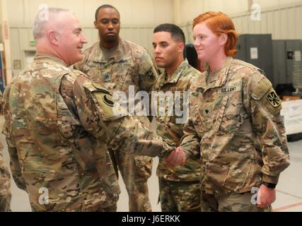 Il Mag. Gen. Blake C. Ortner, comandante generale per la ventinovesima divisione di fanteria presenta Spc. Struttura The Carlee Mullins, risorse umane addetto per la sede centrale e sede Battaglione 1-43 Difesa aerea artiglieria, con una moneta di eccellenza. Mullins e la sua famiglia sono sempre pronto per tornare a casa loro stazione a Fort Bliss, Texas. (Foto di U.S. Army Sgt. Kelly Gary, ventinovesima divisione di fanteria affari pubica) Foto Stock