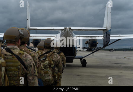 Aviazione di combattimento advisor gli studenti con la sesta speciale squadrone le operazioni di carico su una C-145A Skytruck durante il funzionamento artiglio Raven al campo Hurlburt Fla., Aprile 24, 2017. Raven griffa è il capstone evento per la Air Force Special Operations Training Center il combattimento aereo missione advisor corso di qualificazione. (U.S. Air Force foto di Airman 1. Classe Giuseppe Pick) Foto Stock