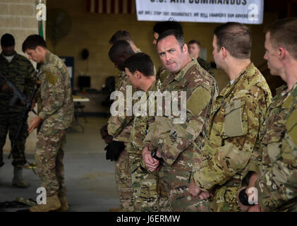 Aviazione di combattimento advisor gli studenti con il sesto Special Operations Squadron sono elaborati per "Palmetto Terra" durante il funzionamento artiglio Raven al duca Campo, Fla., 24 aprile 2017. Gli studenti viaggiato a "Palmetto Land", una simulazione di paese indigeni, dove essi avevano il compito di formare ed assistere alla "Palmetto terra' forze nel migliorare la tattica di occupazione dei suoi aeromobili e soldati. (U.S. Air Force foto di Airman 1. Classe Giuseppe Pick) Foto Stock