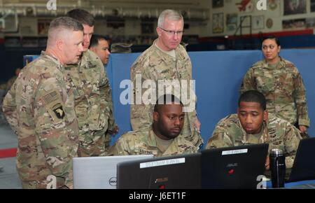 Il Mag. Gen. John Baker, comandante generale, Netcom, visiti la Cyber Range al Cyber ciotola III durante la sua circolazione sul campo di battaglia a Camp Arifjan in Kuwait il 27 aprile 2017. I soldati della Cyber Regionale Centro Sud Ovest Asiatico, mostrano il Mag. Gen. Baker il modo in cui la gamma Cyber è stato progettato per il concorso di quest'anno. La gamma coperta una vasta gamma di argomenti tra cui lo sniffing della rete, acquisizione di pacchetti, il pacchetto di analisi e di ingegneria sociale tra gli altri. (U.S. Foto dell'esercito da Capt. Sandra Richards). Foto Stock