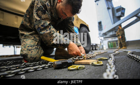 Oceano Pacifico, Calif. -- Lance Cpl. Kieran Hayes, un atterraggio assistenza specialistica con il combattimento il battaglione della logistica 15, la logistica elemento di combattimento del XV Marine Expeditionary Unit, effettua le regolazioni di catene di trasmissione per un elicottero team di supporto operazione di formazione dove due M777 Obici saranno trasportati dalla nave-shore durante la formazione composita dell'Unità Esercizio 2 Maggio, 2017. Attraverso la nave-shore connettori, il Marine Air-Ground Task Force è in grado di trasportare attrezzature massiccia e masse di materiali di consumo a terra, recanti la piena forza cinetica potenza di combattimento o di assistenza umanitaria - come applic Foto Stock