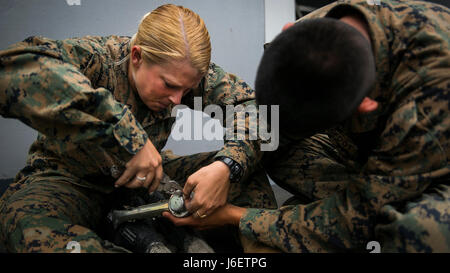 Oceano Pacifico - Lance Cpl. Caitlin McCoy e Lance Cpl. Kobe Loonsfoot, atterraggio supportano gli specialisti con la lotta contro il battaglione della logistica 15, la logistica elemento di combattimento del XV Marine Expeditionary Unit, effettuare le regolazioni a funi di un imminente elicottero team di supporto operazione di formazione dove due M777 Obici saranno trasportati dalla nave-shore durante il COMPUTEX, 2 maggio 2017. Attraverso la nave-shore connettori, il Marine Air-Ground Task Force è in grado di trasportare attrezzature massiccia e masse di materiali di consumo a terra, recanti la piena forza cinetica potenza di combattimento o di assistenza umanitaria - come un Foto Stock