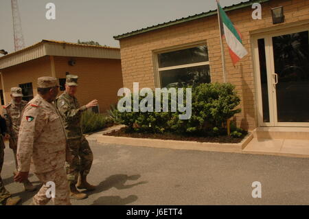 Il vice comandante della Task Force Spartan incontra i generali delle forze terrestri del Kuwait presso il complesso delle forze terrestri del Kuwait City per discutere la cooperazione in materia di sicurezza, le attrezzature e le prossime esercitazioni militari. La riunione rafforza le relazioni bilaterali in materia di difesa e la pianificazione operativa. Foto Stock