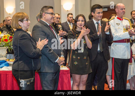 Gli onorevoli Salud Carbajal, seconda a sinistra, rappresentante degli Stati Uniti, California's 24th Congressional District, e sua moglie Gina, sinistra, parteciperà al ricevimento prima di una serata parade presso caserma marini Washington, Washington, 05 maggio 2017. Serata di sfilate vengono mantenuti come un mezzo di onorare gli alti funzionari, illustri cittadini e sostenitori del Marine Corps. (U.S. Marine Corps photo by Lance Cpl. Hailey D. argilla) Foto Stock