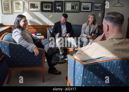 Marine Corps gen. Joseph F. Dunford Jr., Presidente del Comune di capi di Stato Maggiore, parla la signora Leslie M. Tsou, Incaricato d'affari dell'U.S. Ambasciata, in Tel Aviv, Israele Maggio 8, 2017. (Dipartimento di Difesa foto di Marina Sottufficiali di 2a classe di Dominique A. Pineiro/rilasciato) Foto Stock