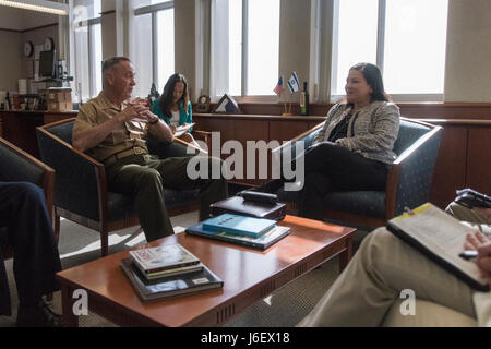 Marine Corps gen. Joseph F. Dunford Jr., Presidente del Comune di capi di Stato Maggiore, parla la signora Leslie M. Tsou, Incaricato d'affari dell'U.S. Ambasciata, in Tel Aviv, Israele Maggio 8, 2017. (Dipartimento di Difesa foto di Marina Sottufficiali di 2a classe di Dominique A. Pineiro/rilasciato) Foto Stock