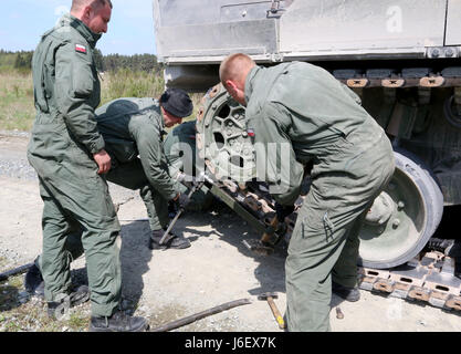 Grafenwoehr, Germania (10 maggio 2017) - soldati dell'Esercito Polacco affrettata conduce le operazioni del veicolo, qui. L'Europa forte sfida del serbatoio è co-ospitato da U.S. Europa dell'esercito e dell'esercito tedesco, può 7-12, 2017. Il concorso è destinato a sporgere una presenza dinamica, favorire il partenariato militare, promuovere l'interoperabilità e la concorrenza. (U.S. Foto dell'esercito da Staff Sgt. Kathleen V. Polanco) #StrongEurope #TankChallenge #SETC Foto Stock