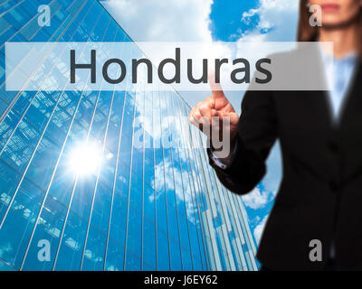 Honduras - Imprenditrice mano premendo il pulsante sul touch screen interfaccia. Business, tecnologia internet concetto. Stock Photo Foto Stock