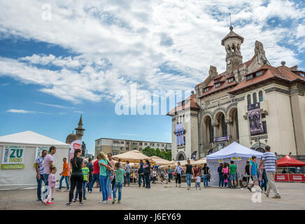 CONSTANTA, Romania - 20 maggio 2017. Sagra delle Cozze 2017. Chef cucinare le cozze dopo una ricetta del famoso Catalin Scarlatescu Chef ,sulle strade di Foto Stock