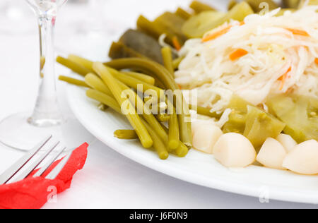 Impostare assortiti di fette di sottaceti servita sulla tavola di ristorante Foto Stock