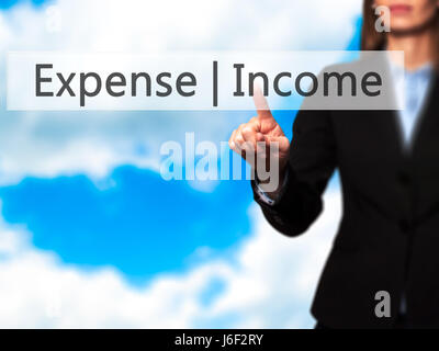 Spese di reddito - Imprenditrice mano premendo il pulsante sul touch screen interfaccia. Business, tecnologia internet concetto. Stock Photo Foto Stock