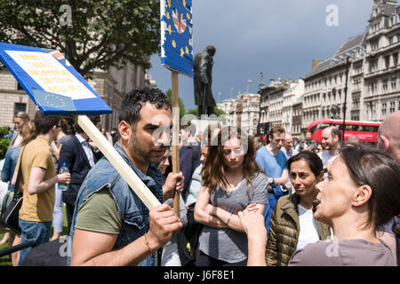 London, Regno Unito - 25/06/2016. Un anti Brexit dimostrazione avviene a Westminster. Le persone si sono riunite per dare voce alle loro opinioni e di mostrare il proprio sostegno per i migranti nel Regno Unito. Foto Stock