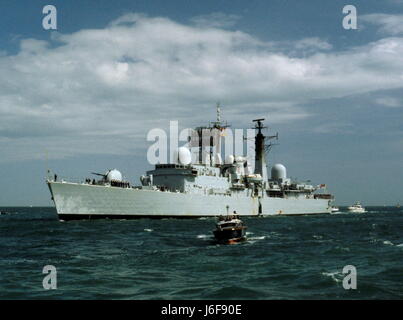 AJAXNETPHOTO. 19Giugno. 1982. PORTSMOUTH, Inghilterra. - Superstite restituisce - tipo 42 (1&2) SHEFFIELD Cacciatorpediniere classe (3660 tonnellate) HMS GLASGOW, una patch nel suo scafo visibile dove un argentino BOMB inserito lo scafo, ritorna a Portsmouth Dockyard nel 1982. Foto:JONATHAN EASTLAND/AJAX. REF:22506 3 16 Foto Stock